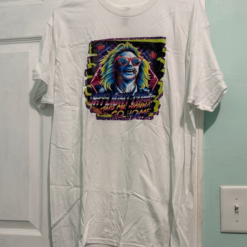 🌹Gildan White Graphic Tee with Colorful Design. NWOT